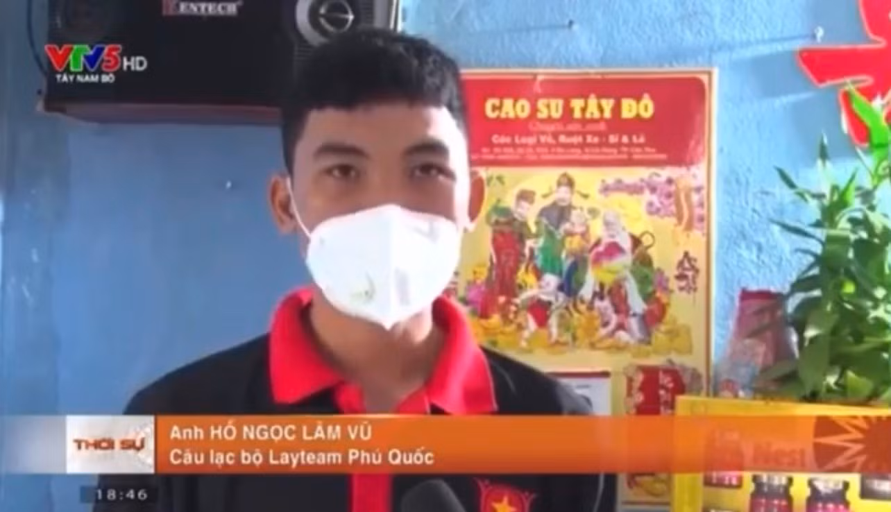Tặng quà Trung thu cho các em học sinh có hoàn cảnh khó khăn.