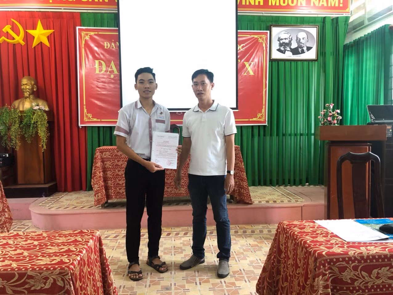 Lâm Vũ được kết nạp Đảng tại Chi bộ 3, Đảng bộ trường THPT Phú Quốc ở tuổi 18.