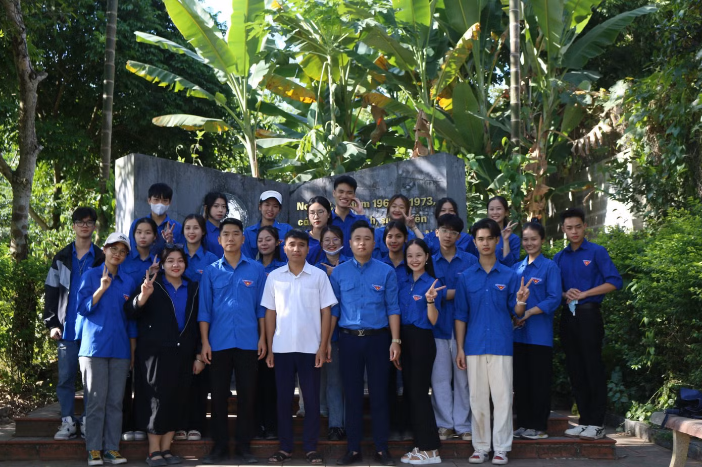 Yến Nhi cùng các bạn sinh viên tham gia chuyến đi tình nguyện tại xã La Hiên. Yến Nhi cùng các bạn sinh viên tham gia chuyến đi tình nguyện tại xã La Hiên.