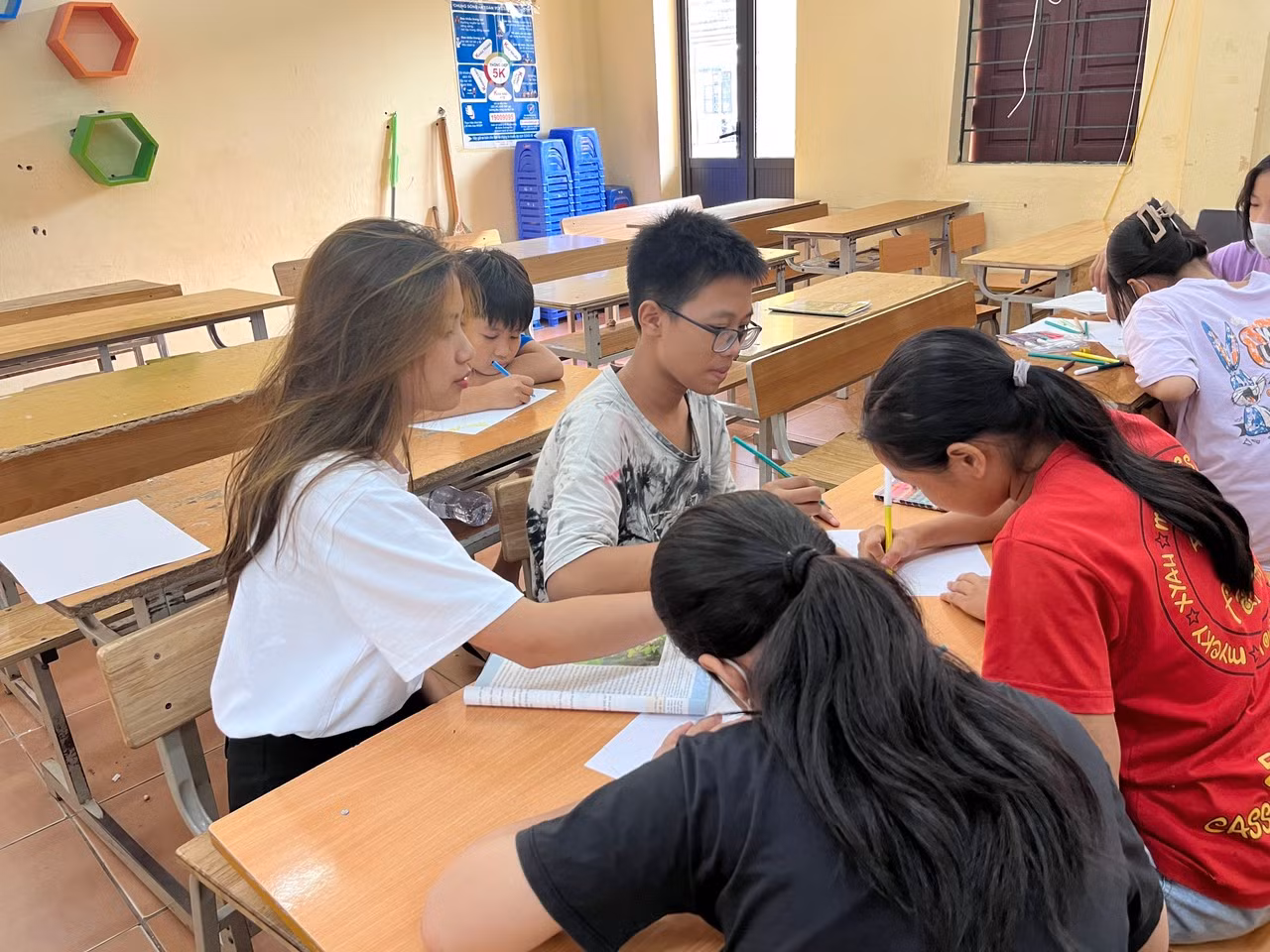 Tình nguyện viên dạy học tại trường THCS Dương Liễu trong dự án tình nguyện của Huyndai Jump School 3. Tình nguyện viên dạy học tại trường THCS Dương Liễu trong dự án tình nguyện của Huyndai Jump School 3.