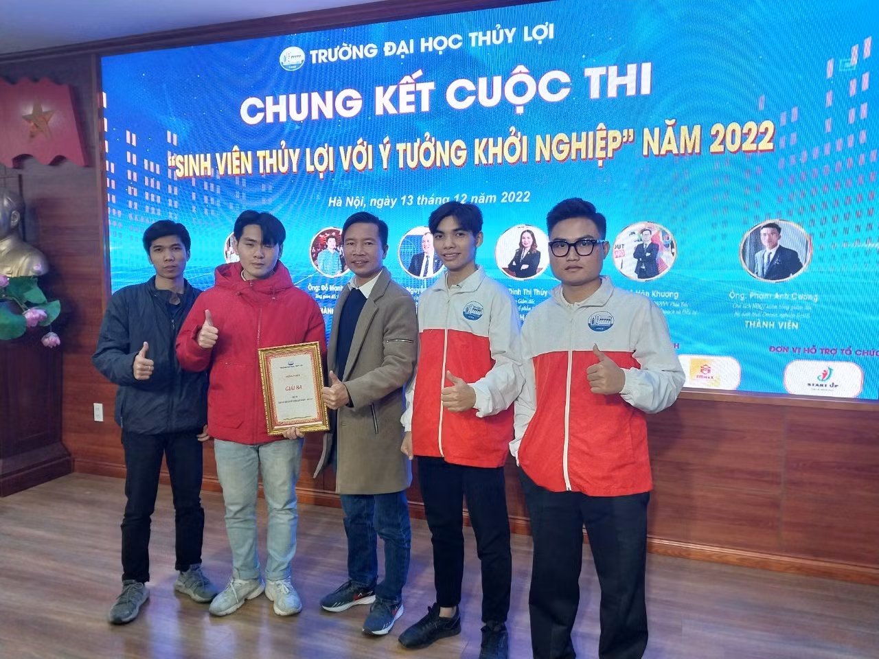Đội robot trường học lọt vào chung kết. Đội robot trường học lọt vào chung kết.