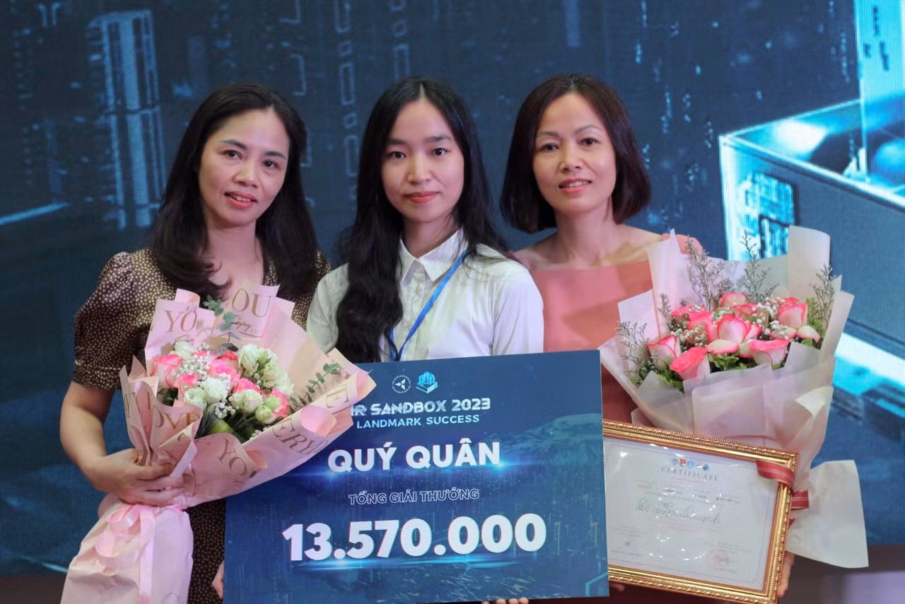 Ngọc Quỳnh cùng mẹ và bác ruột trên sân khấu sau khi kết thúc vòng thi cuối.