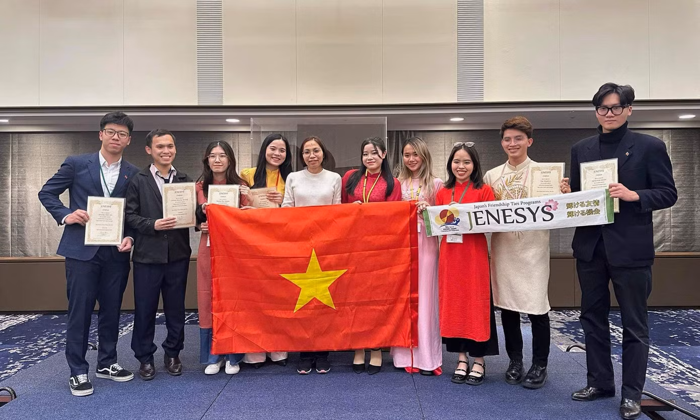 Trà My (thứ 5 từ phải qua) và các đại biểu JENESYS Việt Nam chụp ảnh với bà Vũ Thị Liên Hương - Phụ trách Giáo dục Đại sứ quán Việt Nam tại Nhật Bản.