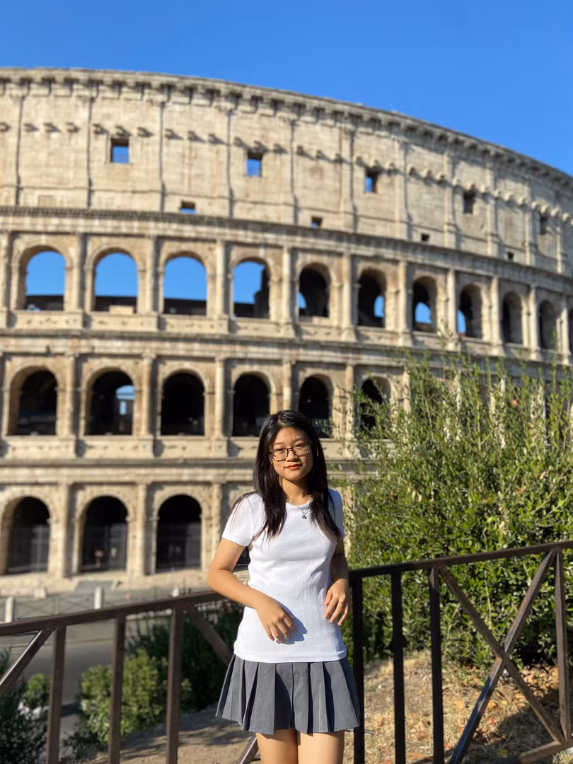 Hà Khanh tại đấu trường La Mã ở thủ đô Roma, Ý. Hà Khanh tại đấu trường La Mã ở thủ đô Roma, Ý.