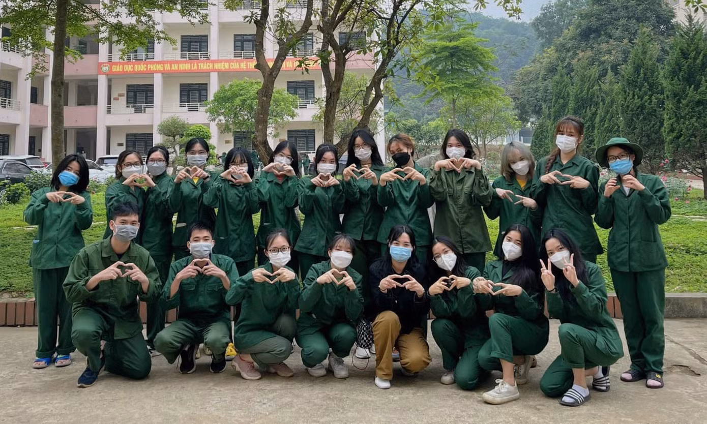 Lớp đại học ngành Ngôn ngữ Hàn Quốc của cô chỉ có 2 bạn nam. Lớp đại học ngành Ngôn ngữ Hàn Quốc của cô chỉ có 2 bạn nam.