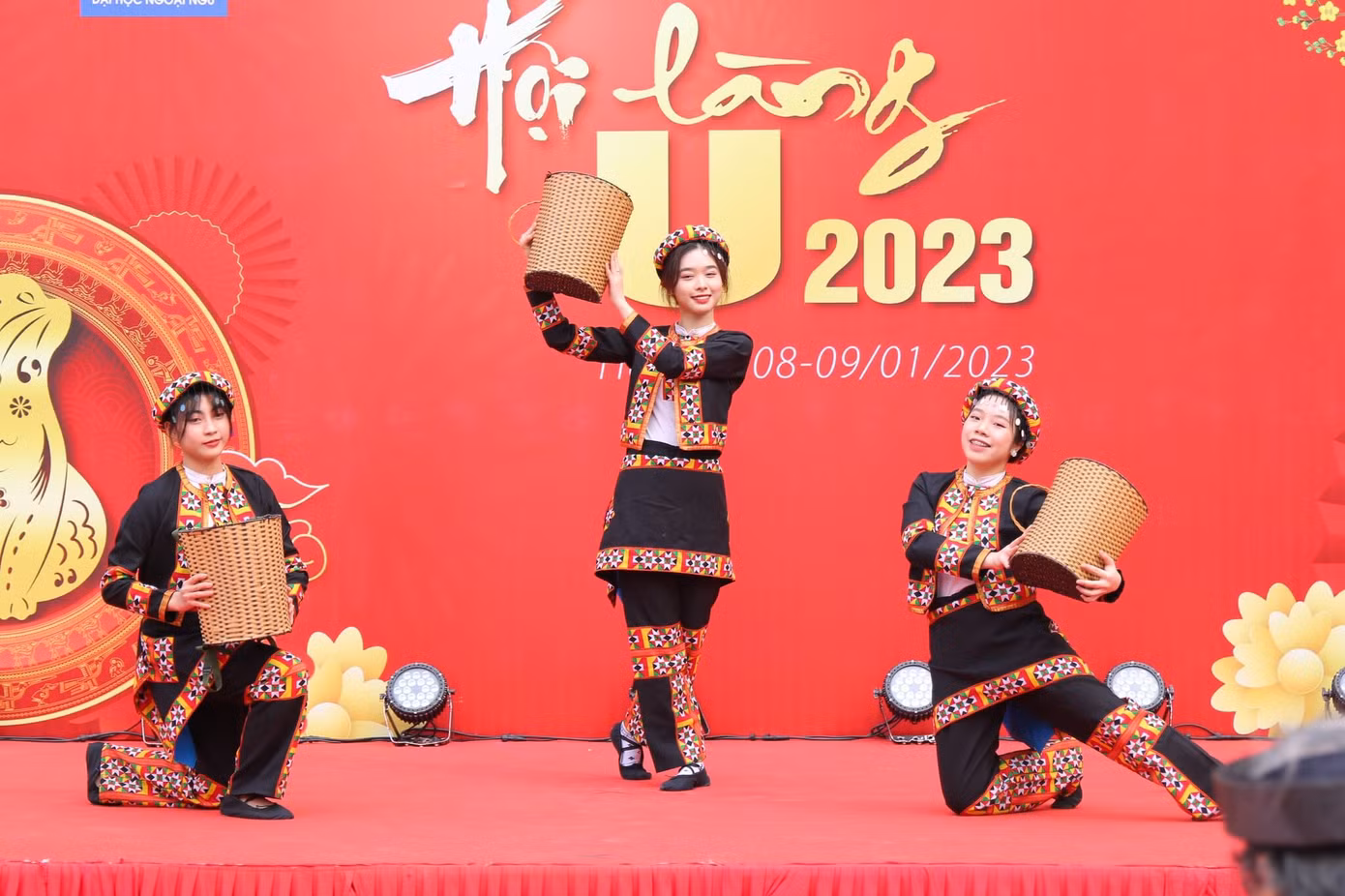 Hoạt động “Vũ điệu chào Xuân” với những tiết mục văn nghệ đặc sắc do các bạn sinh viên thể hiện.