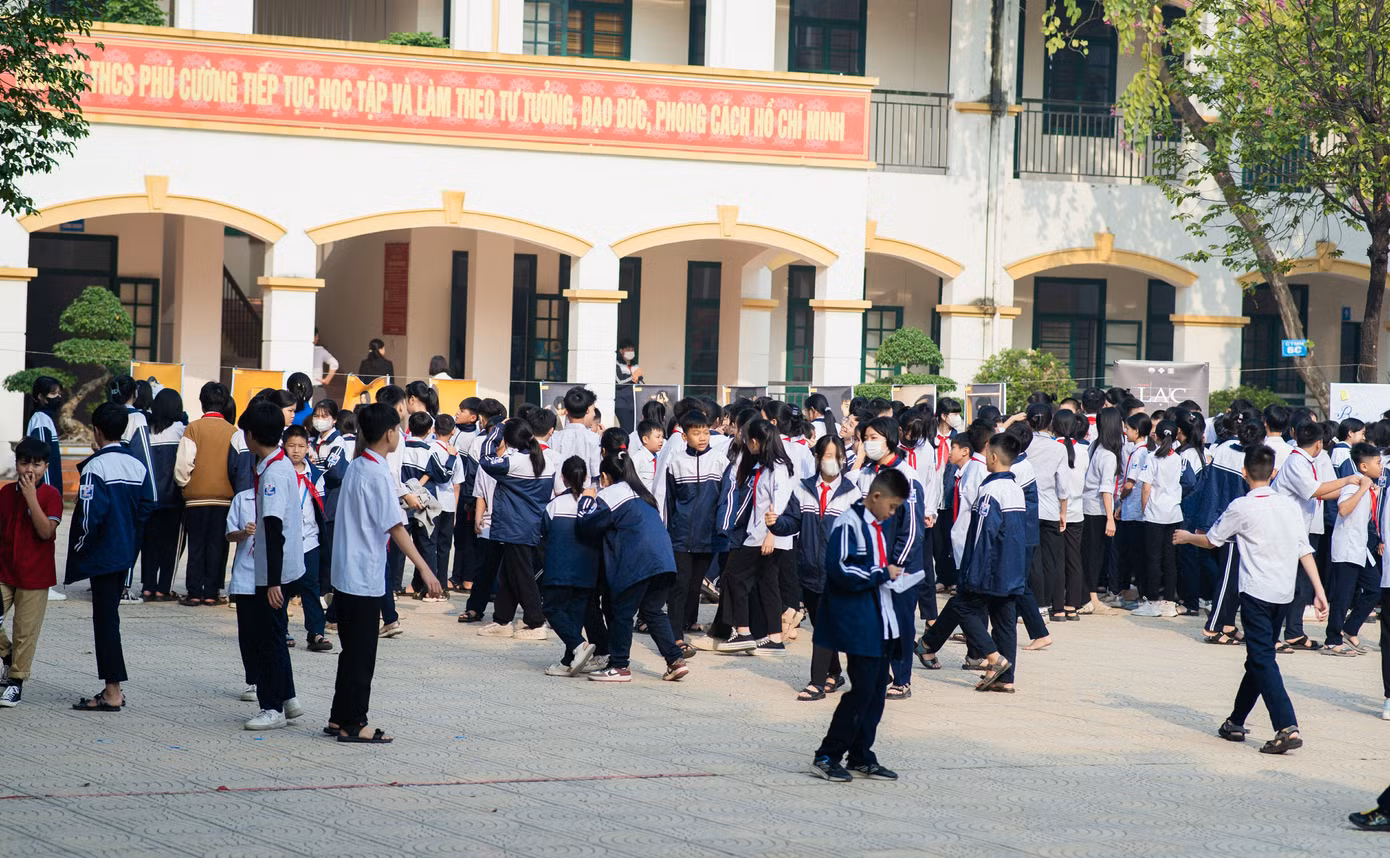 Giáo viên, học sinh hào hứng tham gia buổi triển lãm.