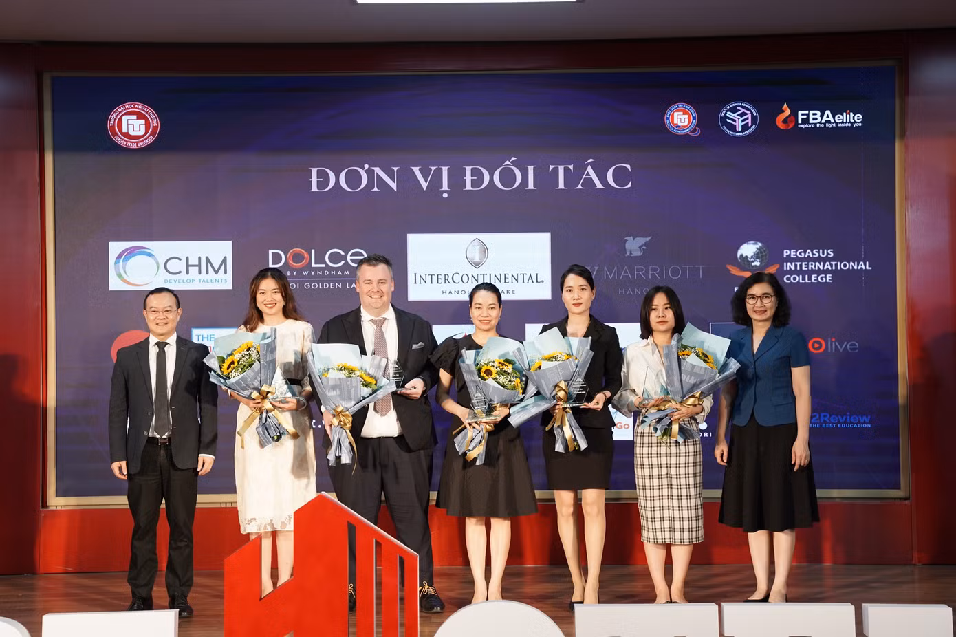 PGS, TS Lê Thị Thu Thuỷ - Chủ tịch Hội đồng Trường và PGS, TS Lê Thái Phong - Trưởng Khoa QTKD đã trao những phần quà tri ân đến đại diện các đơn vị Bảo trợ chuyên môn của cuộc thi. PGS, TS Lê Thị Thu Thuỷ - Chủ tịch Hội đồng Trường và PGS, TS Lê Thái Phong - Trưởng Khoa QTKD đã trao những phần quà tri ân đến đại diện các đơn vị Bảo trợ chuyên môn của cuộc thi.