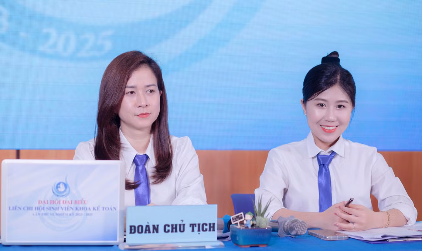 Minh Ngọc (bên phải ảnh) tham dự Đại hội đại biểu Liên chi Hội sinh viên khoa Kế toán - Trường Đại học Kinh tế và Quản trị kinh doanh.