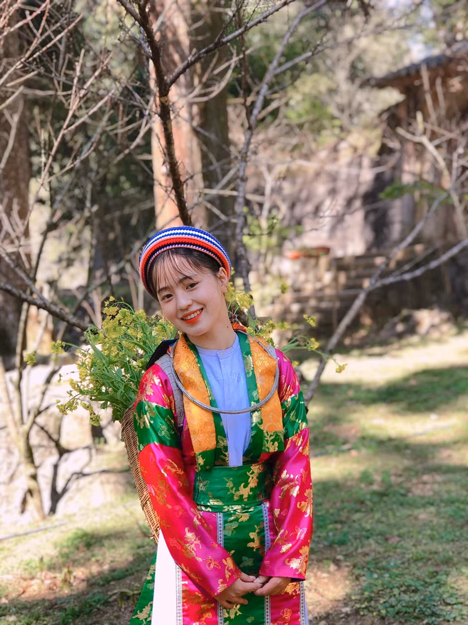 Vàng Sinh trong bộ trang phục cổ truyền dân tộc Mông với mong muốn lan tỏa nét đặc trưng trong văn hóa dân tộc Mông đến với mọi người.