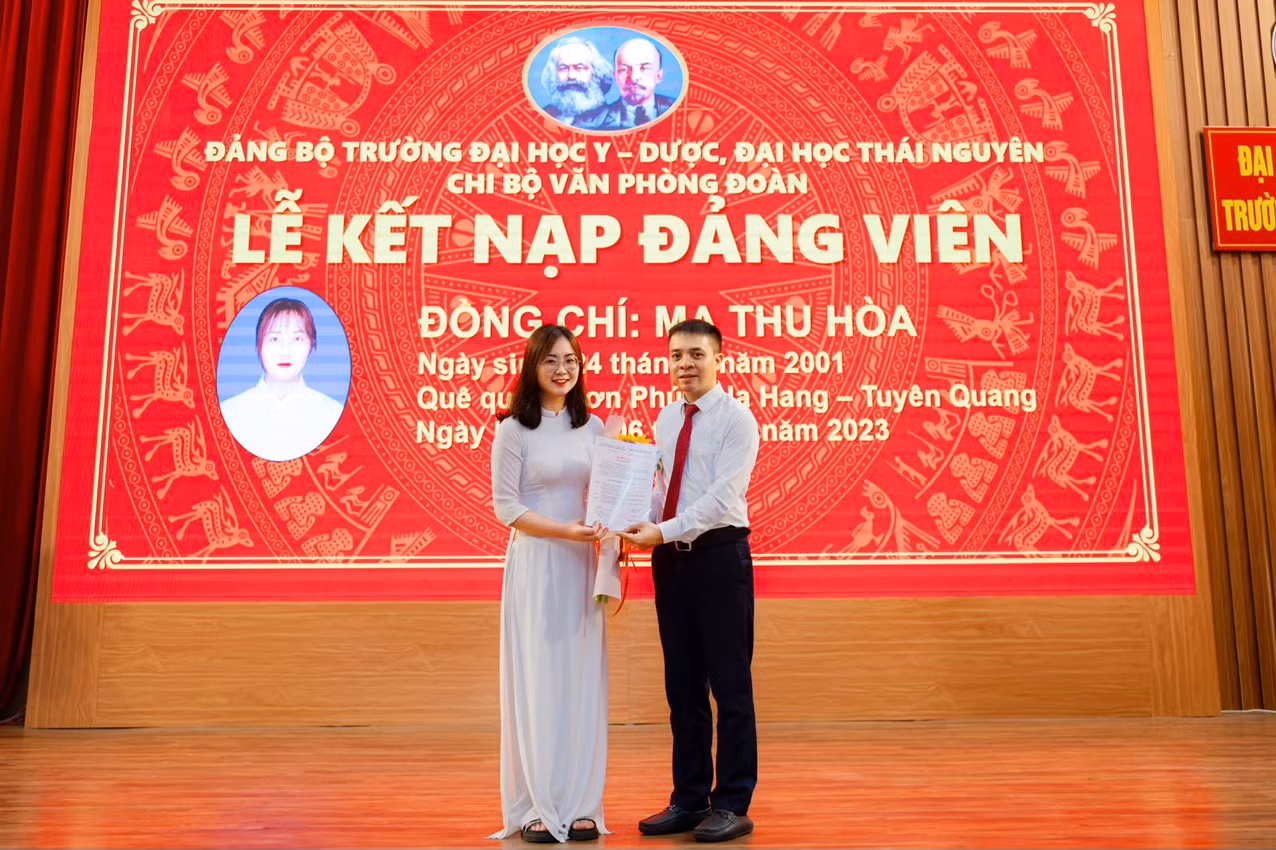 Mới đây Thu Hòa đã được vinh dự được kết nạp vào hàng ngũ của Đảng khi là sinh viên Y4. Mới đây Thu Hòa đã được vinh dự được kết nạp vào hàng ngũ của Đảng khi là sinh viên Y4.