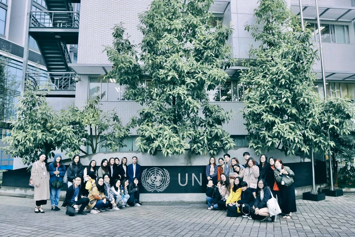 Thầy Đồng Anh dẫn sinh viên đi thực tế tại United Nations Vietnam (Liên Hợp Quốc tại Việt Nam).