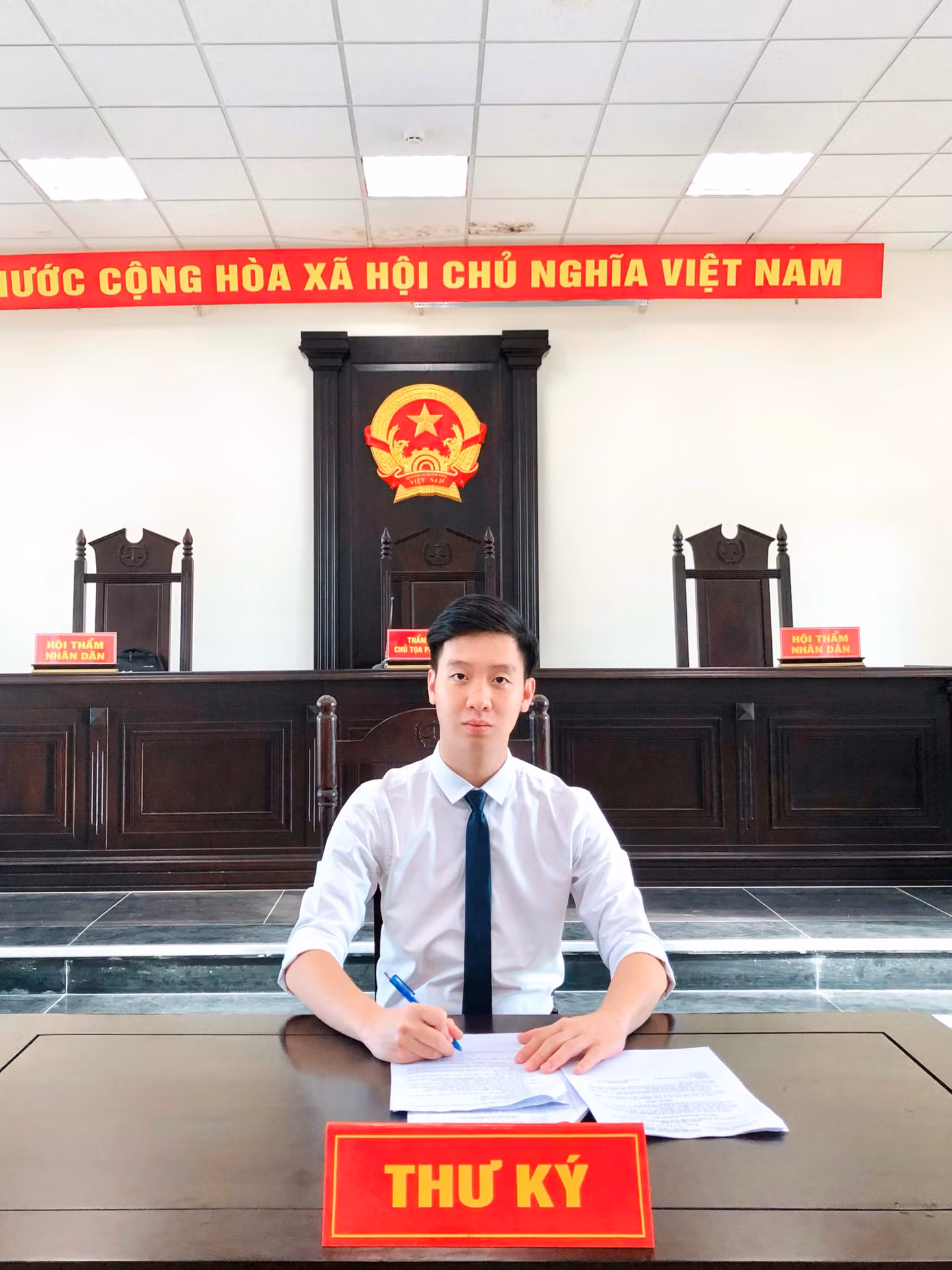 Mạnh Tuấn trong một buổi thực hành diễn án môn Xét xử vụ án hành chính.