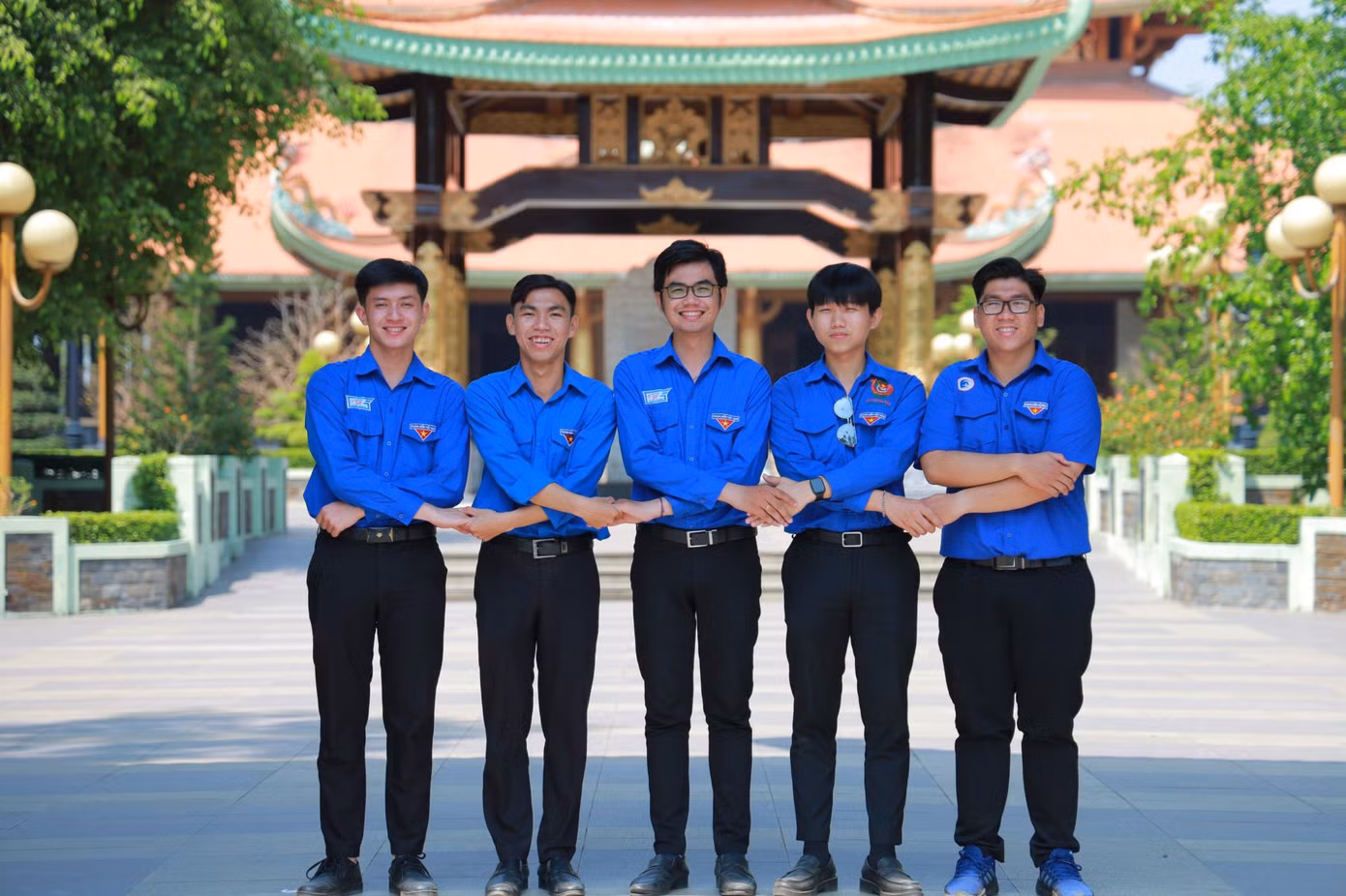 Thoại cùng các bạn sinh viên là Ban Tổ chức chương trình về nguồn tại Củ Chi. Thoại cùng các bạn sinh viên là Ban Tổ chức chương trình về nguồn tại Củ Chi.