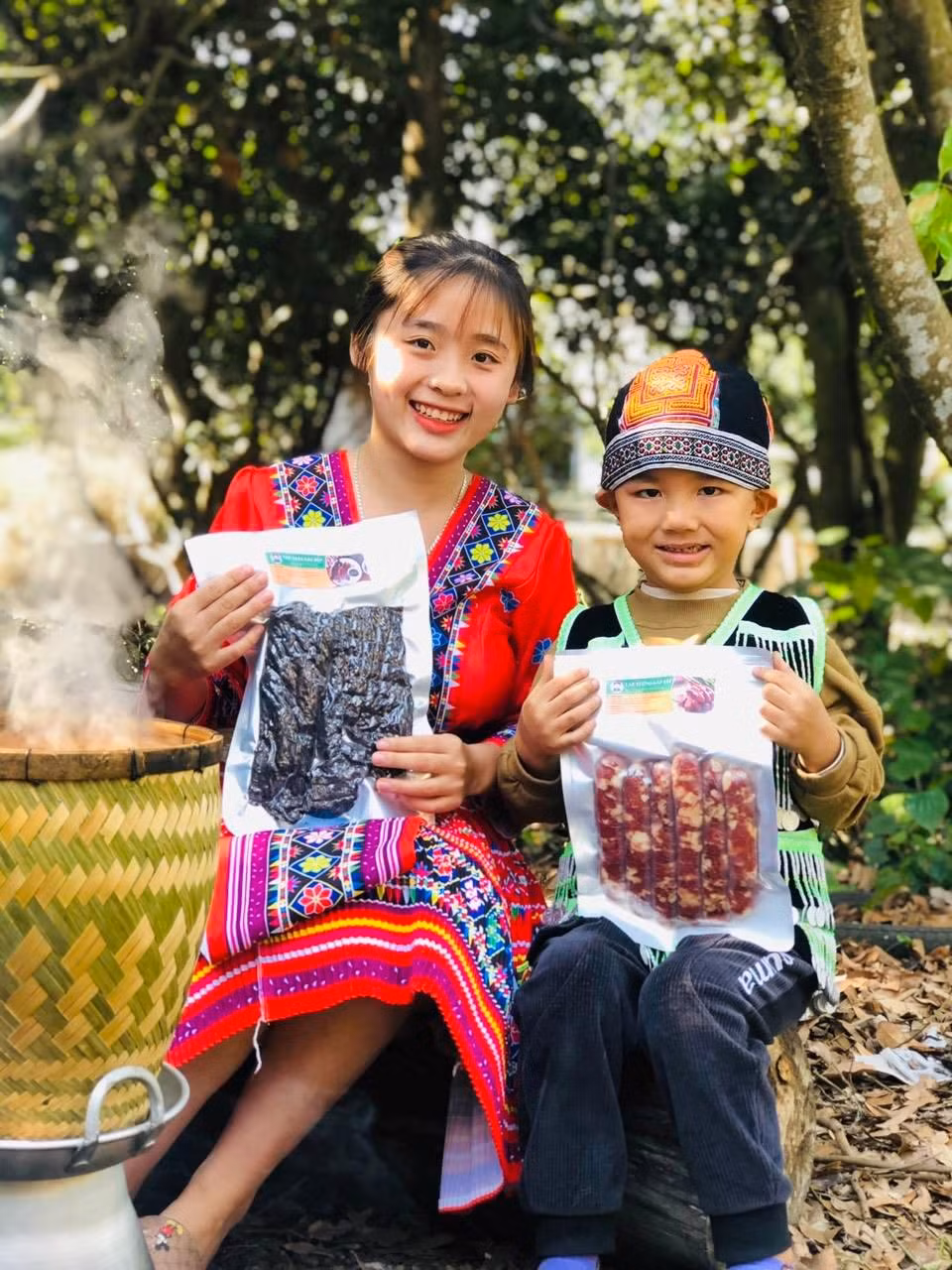 Hoa bán các sản phẩm đặc sản của quê hương nơi cô sống.