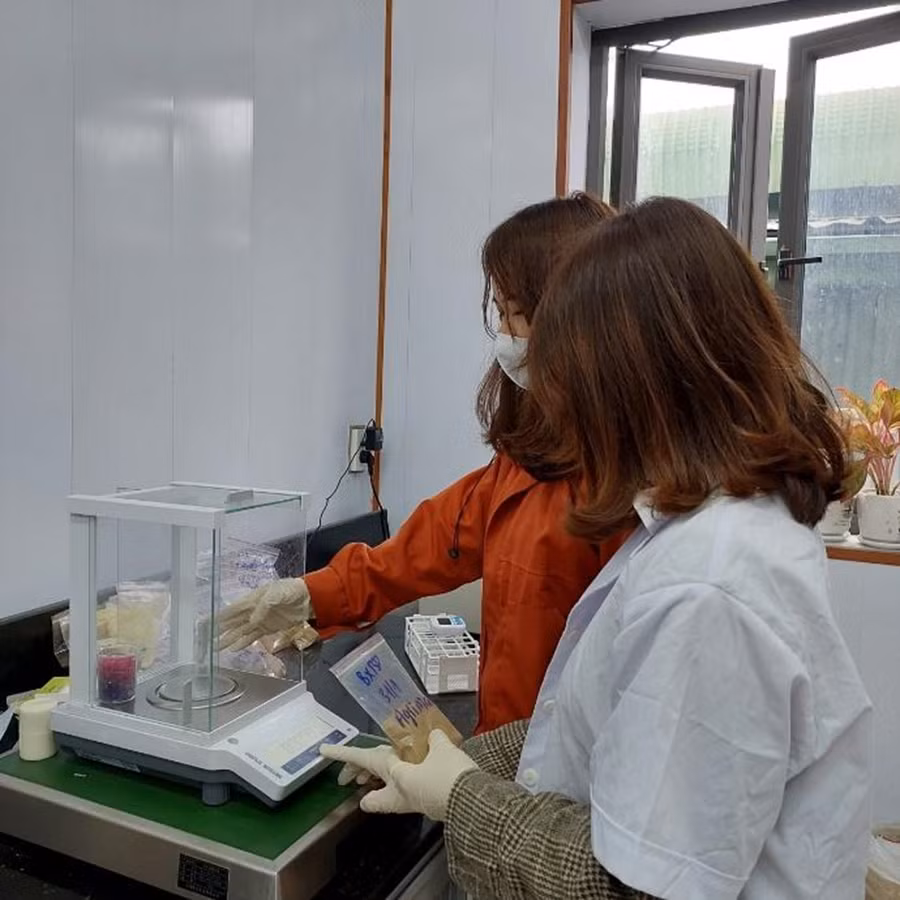 Nguyễn Thị Quỳnh (mặc áo trắng) thực hiện phân tích kiểm nghiệm sản phẩm tại phòng QA của công ty. Nguyễn Thị Quỳnh (mặc áo trắng) thực hiện phân tích kiểm nghiệm sản phẩm tại phòng QA của công ty.
