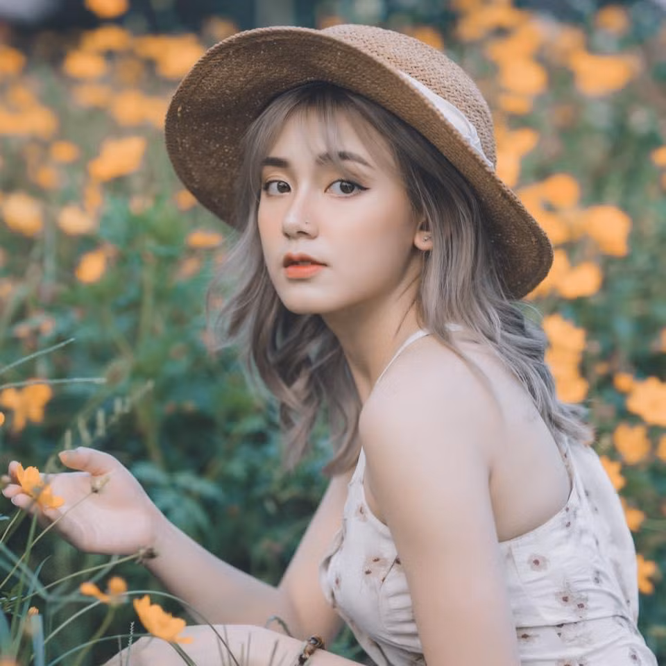 Nguyễn Đan Phương (sinh năm 2002), tên thật là Nguyễn Mai Thùy Dương, hiện đang là sinh viên năm 3 học ngành Kế Toán tại trường Đại học Tài nguyên và Môi Trường Hà Nội.