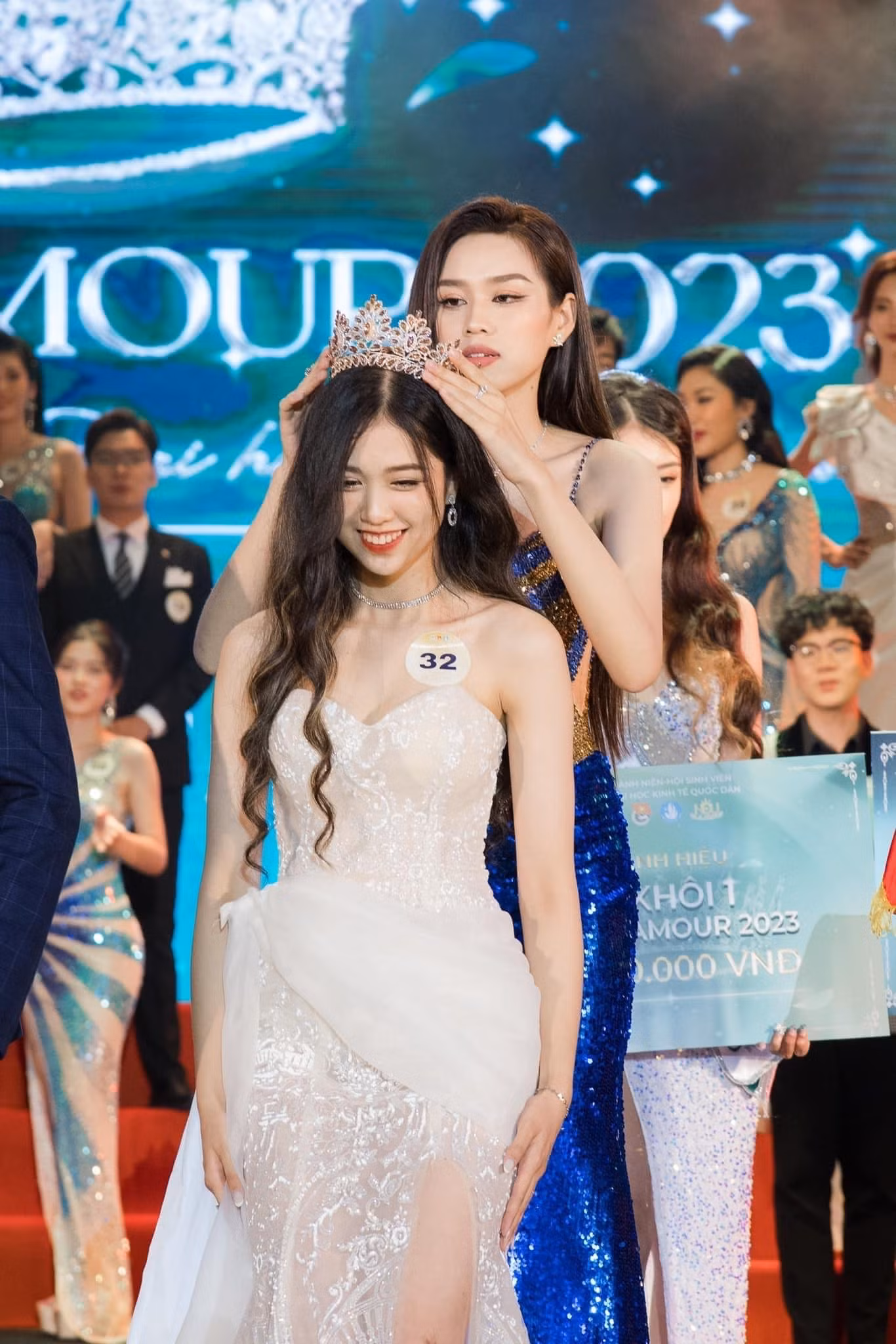 Hoàng Thanh Trang đã thành công tạo dấu ấn trong cuộc thi Sinh viên thanh lịch khi được Hoa hậu Đỗ Thị Hà trao vương miện Hoa khôi NEU Glamour 2023.