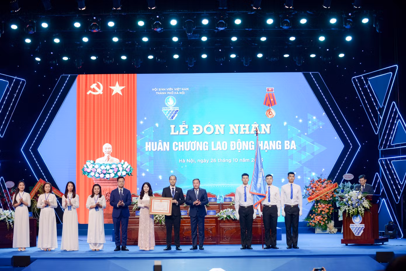 Đại diện lãnh đạo Thành đoàn - Hội Sinh viên thành phố Hà Nội đón nhận Huân chương Lao động hạng Ba do Chủ tịch nước trao tặng cho Hội Sinh viên thành phố Hà Nội.