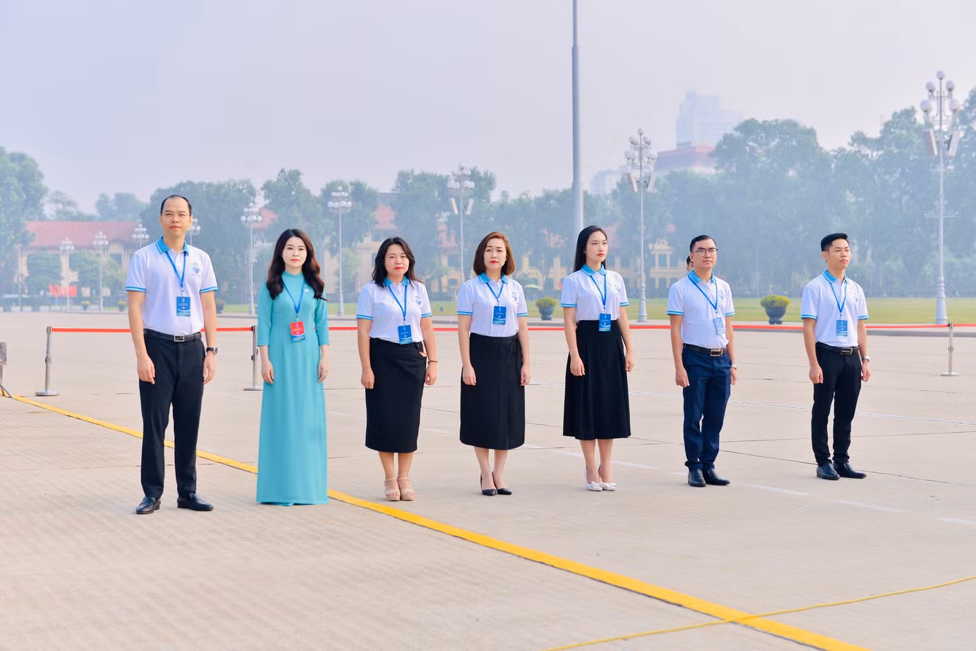 Đại diện Thành đoàn - Hội Sinh viên thành phố tại Lễ báo công tại Lăng Bác.