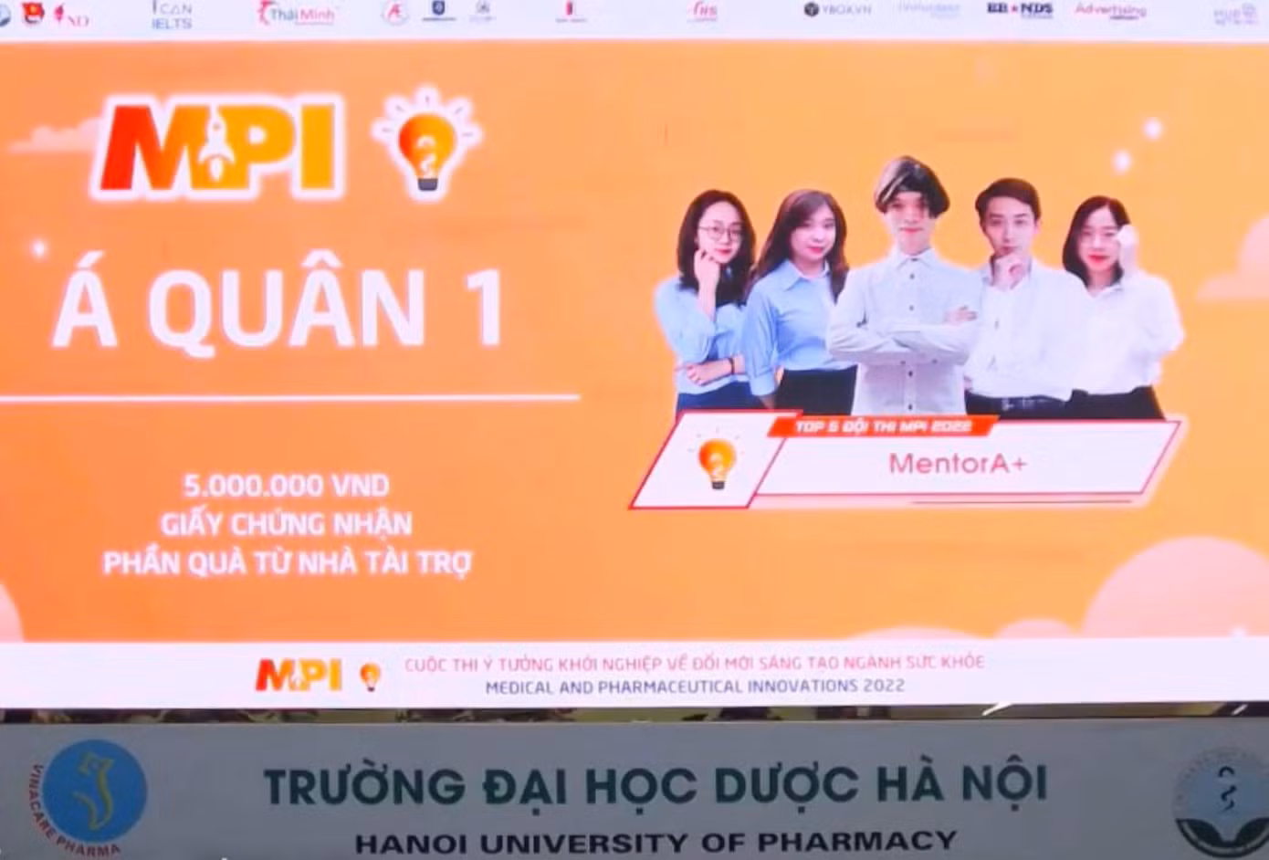 Cô cùng đội thi đạt Á quân 1 Cuộc thi Medical and Pharmaceutical Innovations - Cuộc thi ý tưởng khởi nghiệp về đổi mới sáng tạo ngành Sức khỏe do Trường Đại học Dược Hà Nội tổ chức.