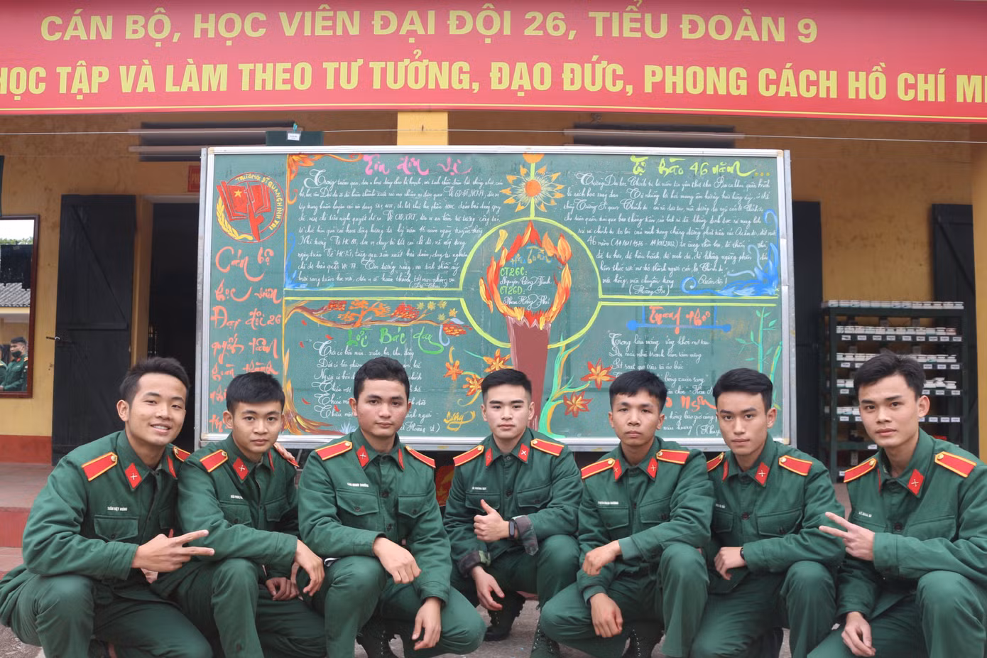 Việt Hoàng cùng đồng đội học tập và rèn luyện tại Trường Sĩ quan Chính trị (ngoài cùng bên trái). Việt Hoàng cùng đồng đội học tập và rèn luyện tại Trường Sĩ quan Chính trị (ngoài cùng bên trái).