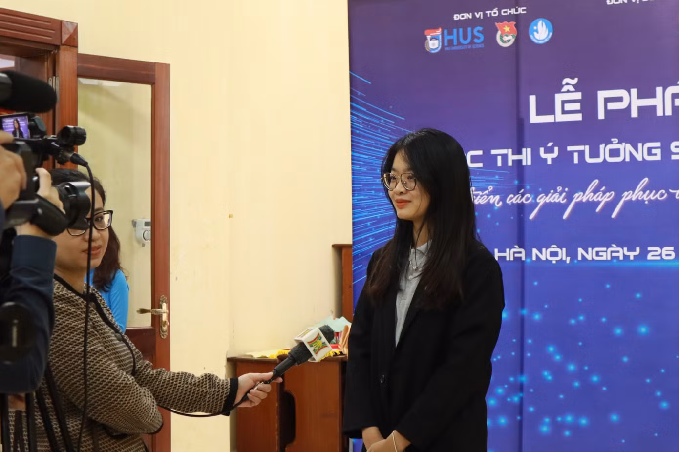 Thu Trang được phỏng vấn trong lễ ra mắt Cuộc thi Ý tưởng sáng tạo khởi nghiệp chuyển đổi số trong doanh nghiệp. Thu Trang được phỏng vấn trong lễ ra mắt Cuộc thi Ý tưởng sáng tạo khởi nghiệp chuyển đổi số trong doanh nghiệp.