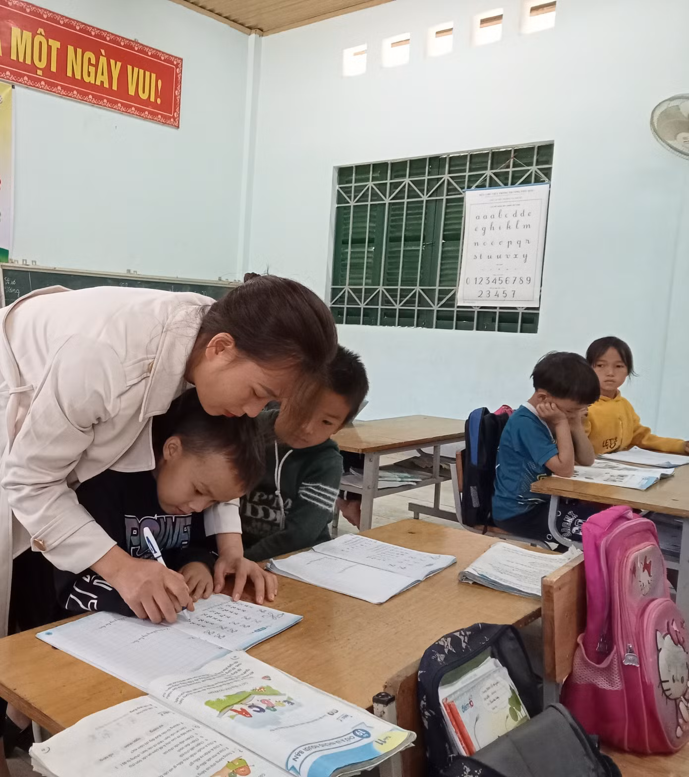 Cô giáo Và Kia hướng dẫn các em học sinh luyện chữ đẹp.