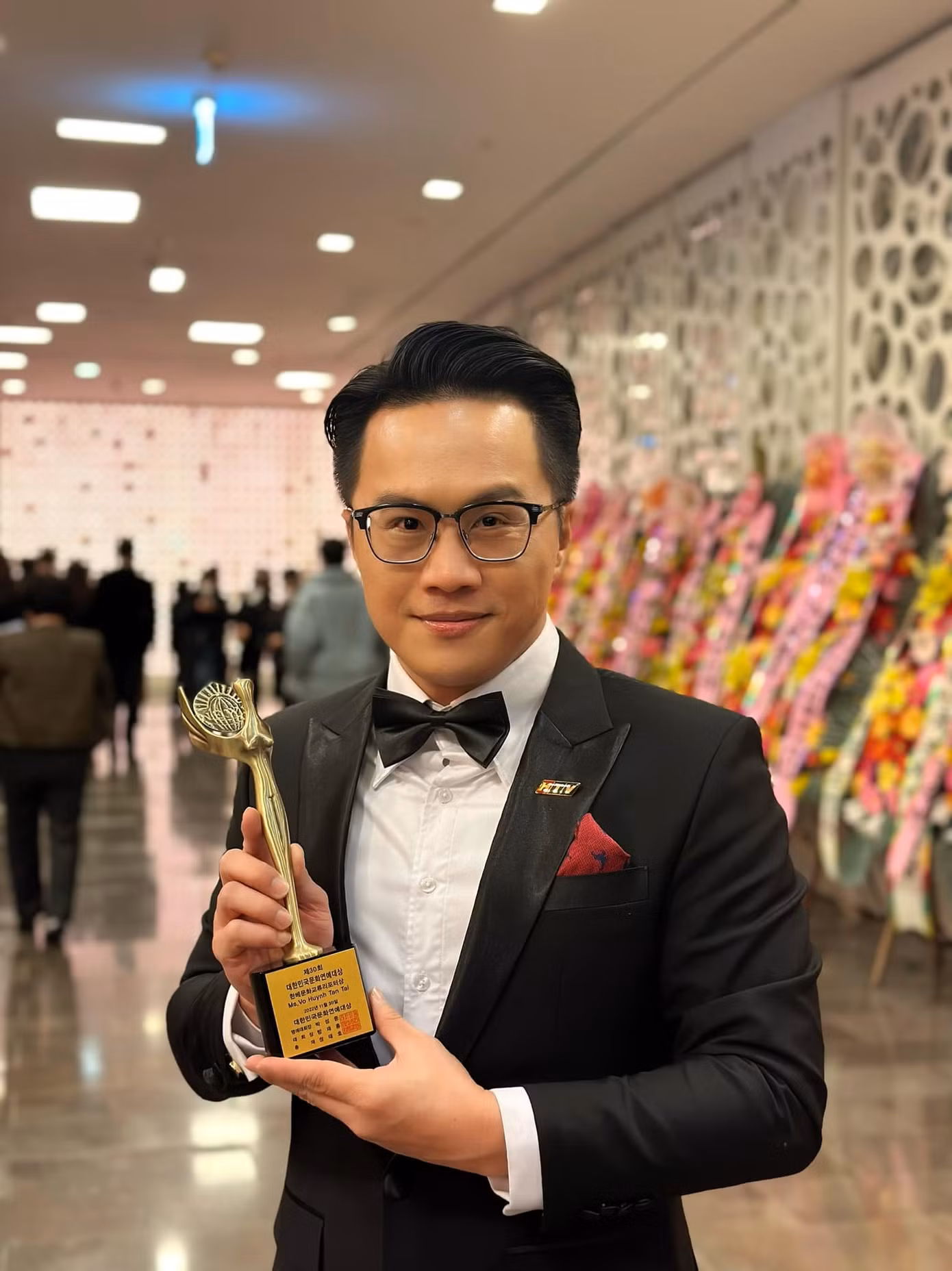 BTV-MC Tấn Tài cùng giải thưởng Vietnam Best Influencer Award tại Lễ trao Giải Văn hóa - Giải trí Hàn Quốc 2022. BTV-MC Tấn Tài cùng giải thưởng Vietnam Best Influencer Award tại Lễ trao Giải Văn hóa - Giải trí Hàn Quốc 2022.