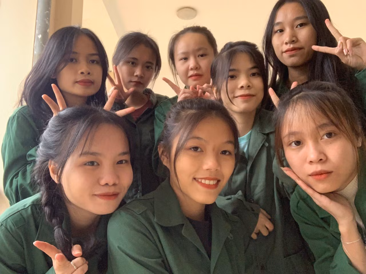 Sau khi kết thúc kỳ học Quân sự, Nga được về quê đón Tết cùng gia đình, người thân của mình.