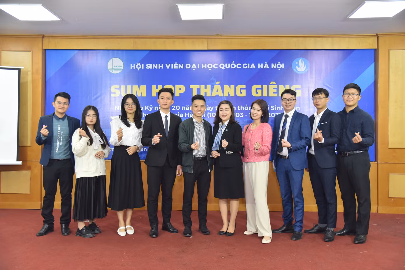 Thu Trang (thứ ba từ trái sang) dự chương trình Sum họp Tháng Giêng cùng anh chị nguyên cán bộ Hội trường Đại học Khoa học Tự nhiên. Thu Trang (thứ ba từ trái sang) dự chương trình Sum họp Tháng Giêng cùng anh chị nguyên cán bộ Hội trường Đại học Khoa học Tự nhiên.