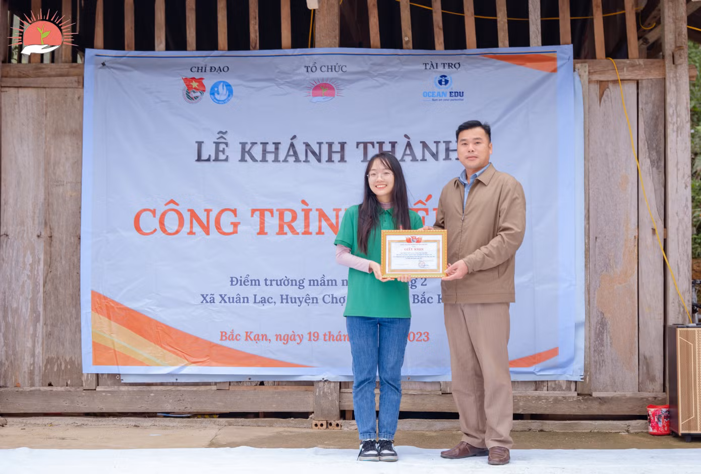 Phương Lan đại diện Đội nhận bằng khen từ Huyện Đoàn Chợ Đồn, tỉnh Bắc Kạn.