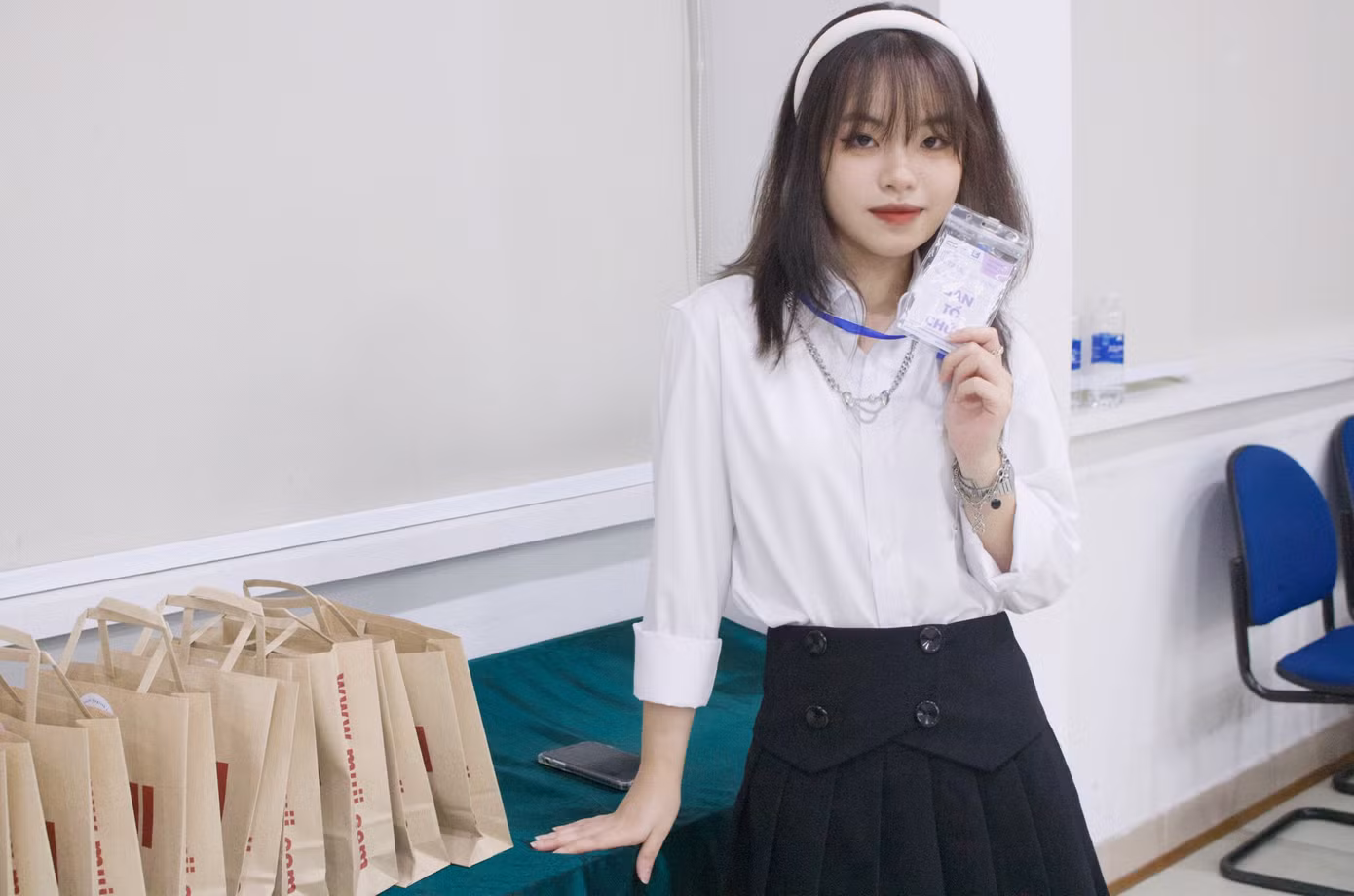 Hồng Ngọc từ một người chân ướt chân ráo học trái ngành mình yêu thích đến “một đóa hoa của đá” luôn đạt được những thành tích tốt trong học tập với 2 năm liên tiếp đạt học bổng của trường.