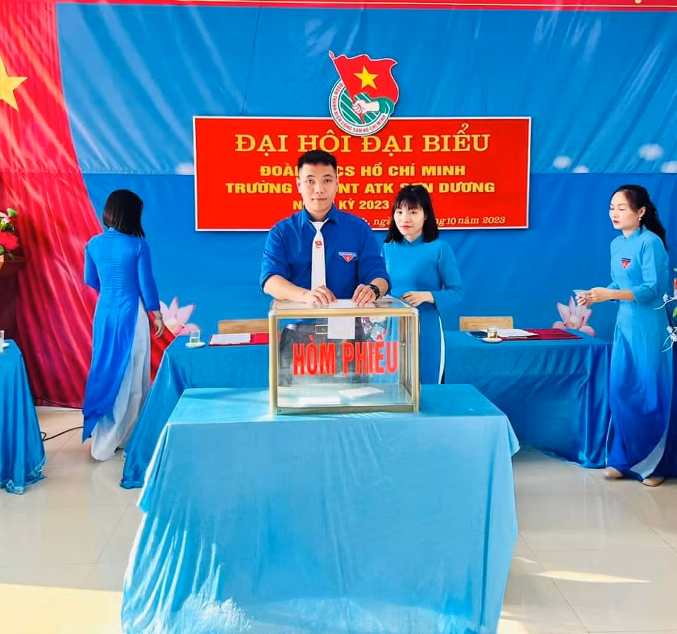 Thầy giáo Tiến Mạnh mới nhận công tác tại trường PTDTNT ATK Sơn Dương từ giữa năm 2023.