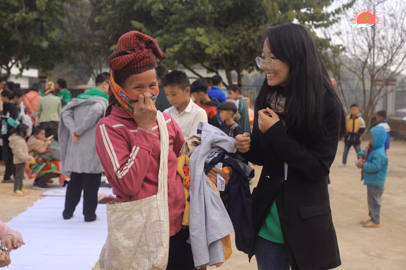 Phương Lan phỏng vấn người dân xã Nậm Mằn tới “ Phiên chợ 0đ” nhận áo ấm mùa đông.