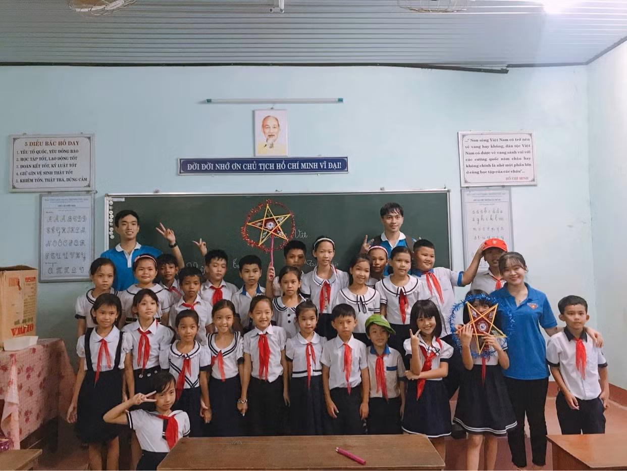 Cựu nữ sinh Đại học Huế luôn thường xuyên tham gia các hoạt động đội nhóm, thiện nguyện. Cựu nữ sinh Đại học Huế luôn thường xuyên tham gia các hoạt động đội nhóm, thiện nguyện.
