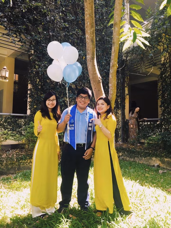 Trịnh Quang Thạch chụp cùng hai cô giáo dạy Địa lý của trường THPT chuyên Lê Quý Đôn (Đà Nẵng) trong ngày bế giảng tháng 5/2019.