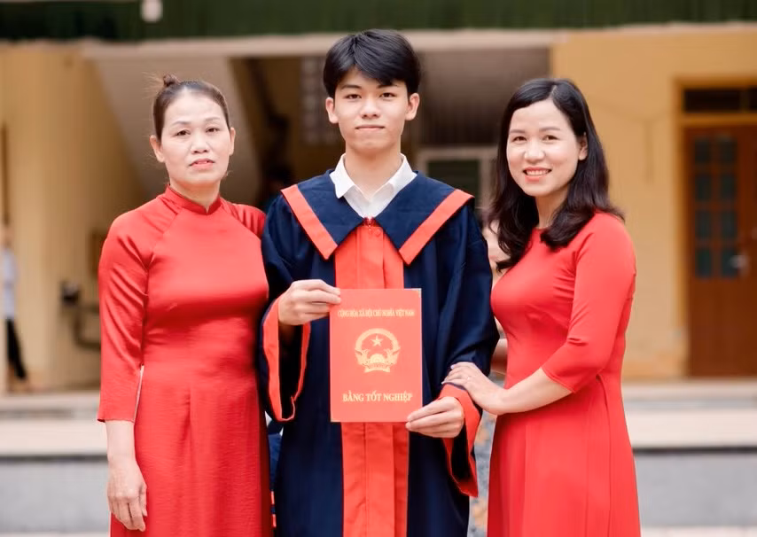 Cô Hoàng Thị Minh Tuấn (bên phải) - thành quả hôm nay học trò nhận được hoàn toàn xứng đáng.