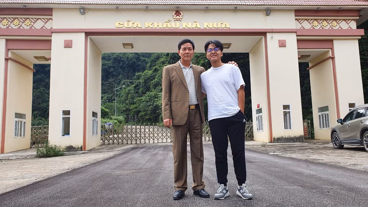 Minh Quân chụp ảnh cùng bố.