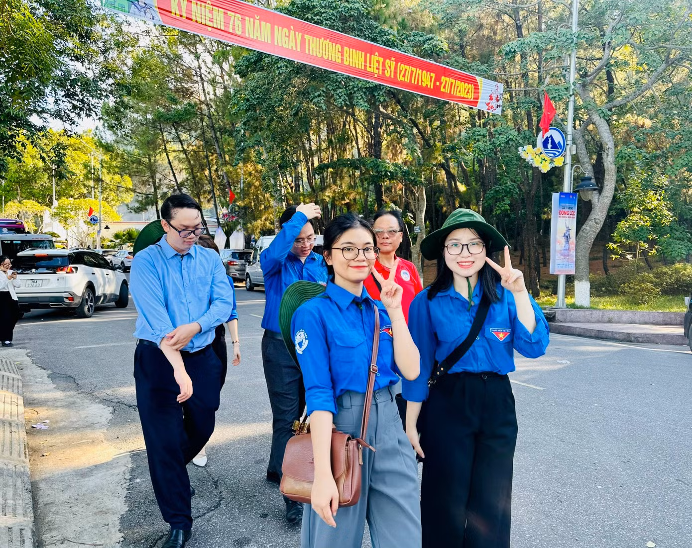 Thanh Huyền cùng các bạn sinh viên tham gia chương trình Về nguồn của Trường Đại học Kinh tế Quốc dân tại Khu di tích Ngã Ba Đồng Lộc.