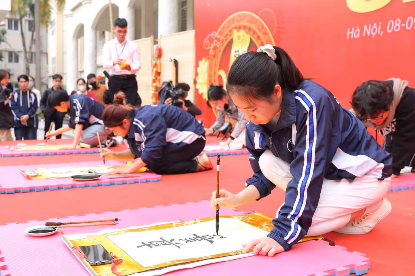 Thi viết thư pháp Hán - Việt.