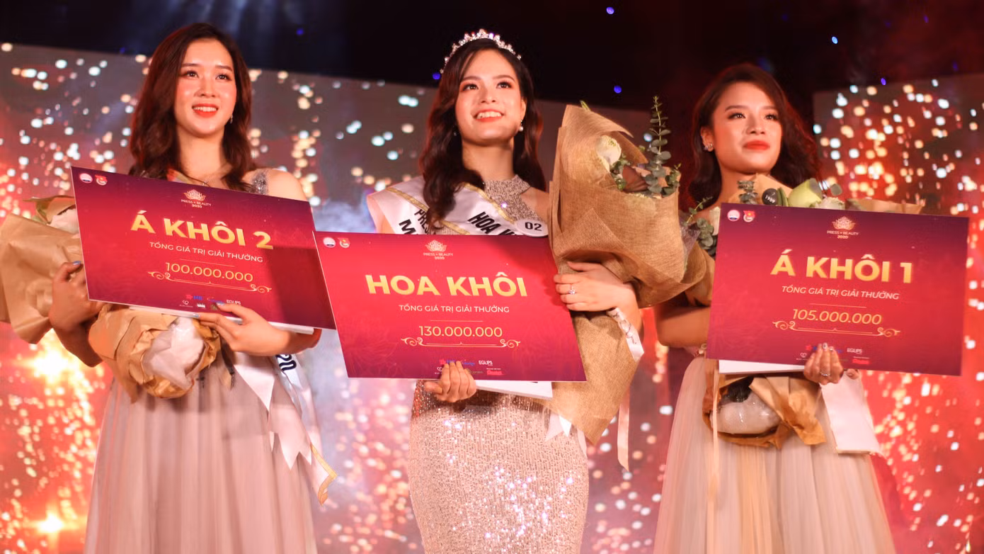 Nguyễn Khánh Linh (ở giữa) đăng quang danh hiệu cao nhất - Hoa khôi Press Beauty 2020.