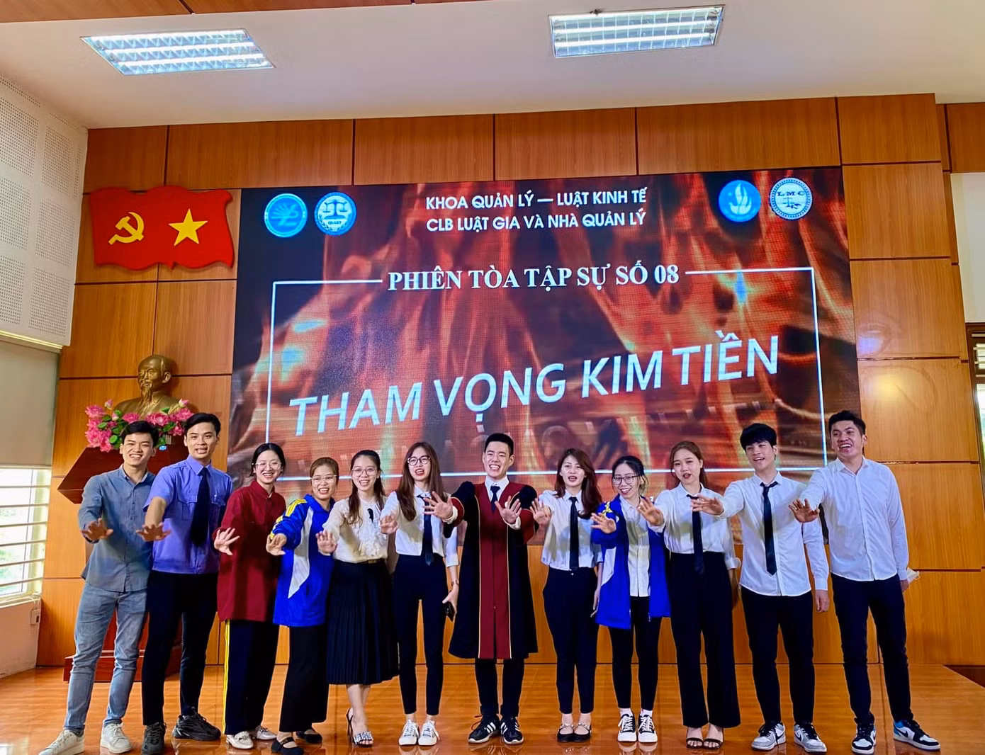 Vũ Dũng là cựu Chủ nhiệm khóa VII Câu lạc bộ Luật gia và Nhà quản lý, trường Đại học Kinh tế và Quản trị kinh doanh.