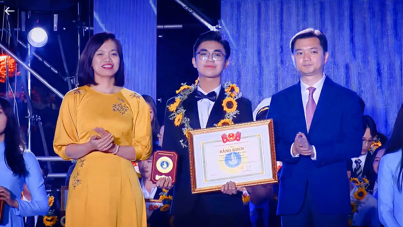 Phúc vinh dự nhận Giải thưởng Sao Tháng Giêng cấp Trung ương năm 2022. Phúc vinh dự nhận Giải thưởng Sao Tháng Giêng cấp Trung ương năm 2022.
