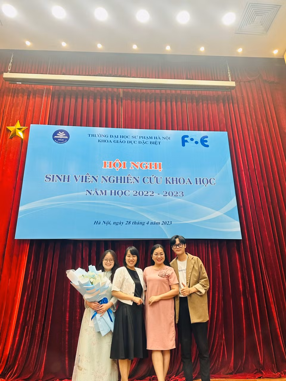 Tham gia Nghiên cứu khoa học giúp Tiến Đam cùng các bạn sinh viên học hỏi được nhiều kiến thức bổ ích. Tham gia Nghiên cứu khoa học giúp Tiến Đam cùng các bạn sinh viên học hỏi được nhiều kiến thức bổ ích.