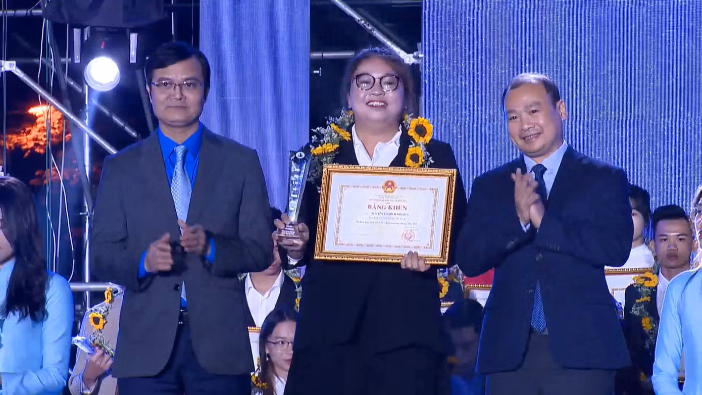 Bích Phượng được tuyên dương Sinh viên 5 tốt cấp Trung ương tại Hà Nội. Bích Phượng được tuyên dương Sinh viên 5 tốt cấp Trung ương tại Hà Nội.