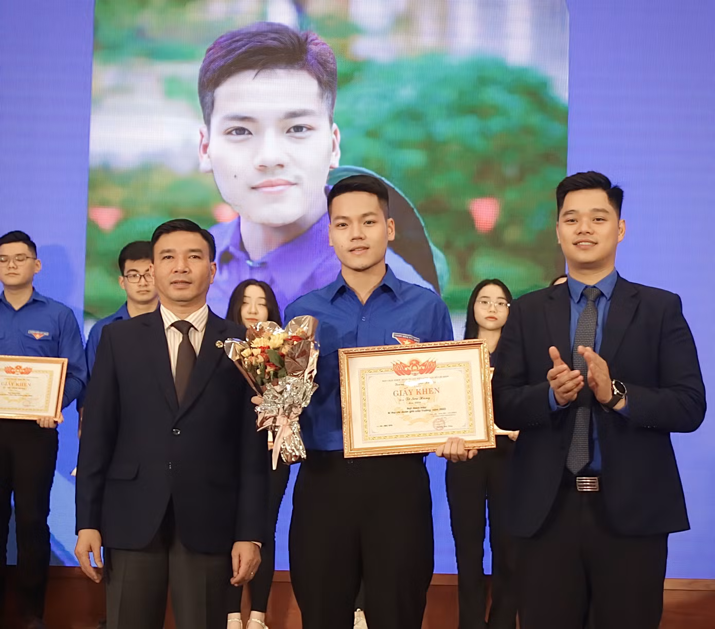 Sơn Hùng nhận danh hiệu Bí thư Chi đoàn giỏi.