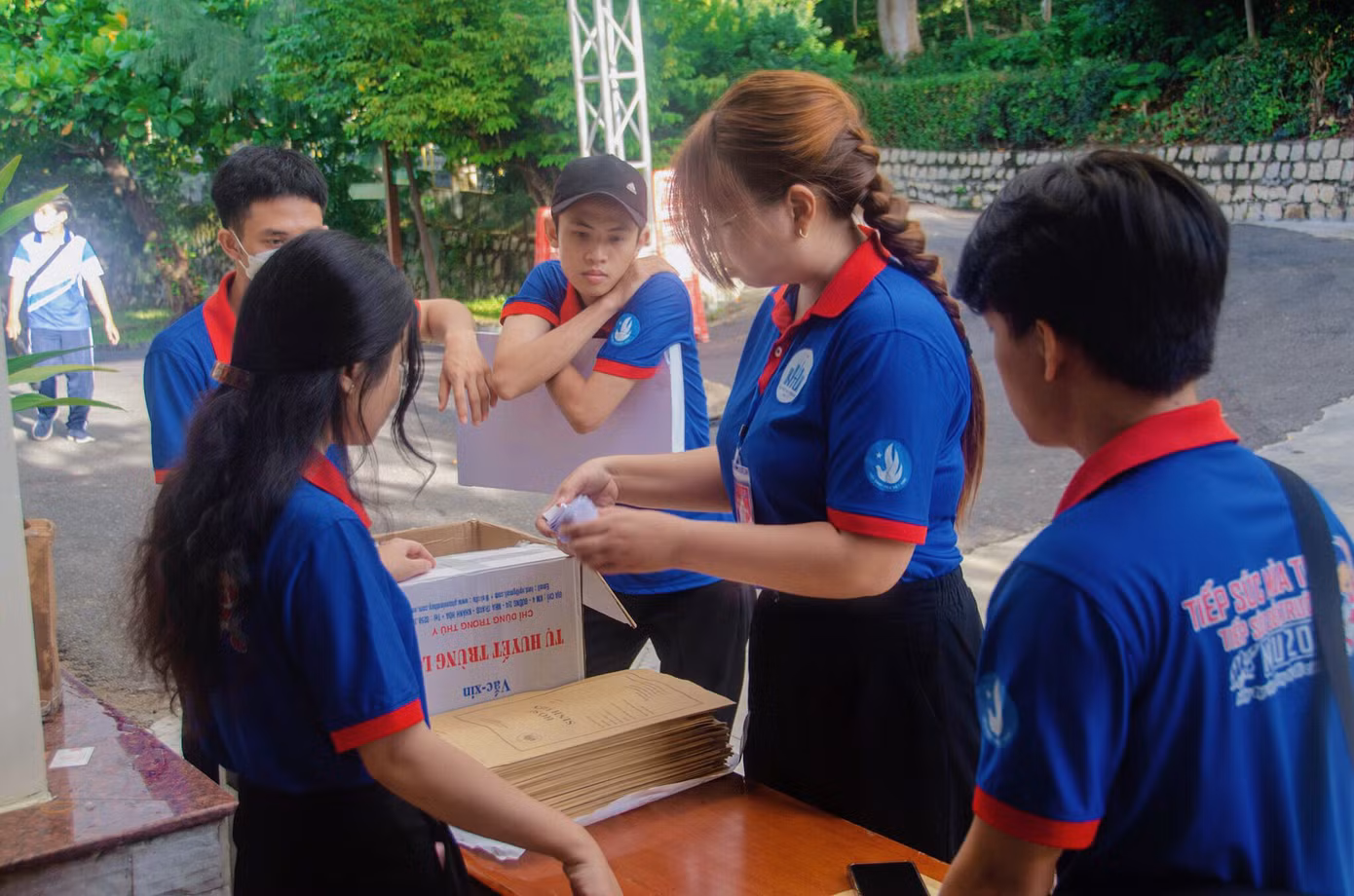 Bích Phượng cùng các tình nguyện viên tham gia hoạt động "Tiếp sức đến trường". Bích Phượng cùng các tình nguyện viên tham gia hoạt động "Tiếp sức đến trường".