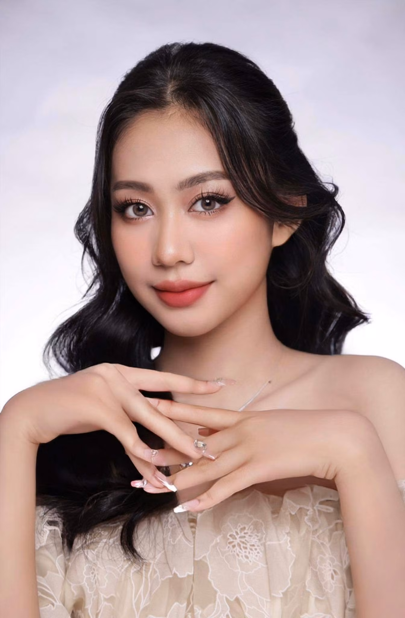 “Mình tự hào là người Ê Đê và muốn lan tỏa những giá trị văn hóa tốt đẹp của dân tộc mình đến với mọi người” - H’ Uyên Niê bộc bạch. “Mình tự hào là người Ê Đê và muốn lan tỏa những giá trị văn hóa tốt đẹp của dân tộc mình đến với mọi người” - H’ Uyên Niê bộc bạch.