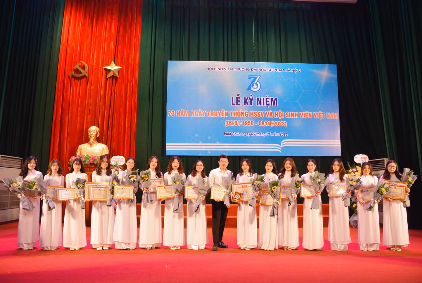 Minh Ngọc (Thứ 4 từ trái sang) và các bạn sinh viên khoa Giáo dục Tiểu học đạt danh hiệu Sinh viên 5 Tốt cấp Trường. Minh Ngọc (Thứ 4 từ trái sang) và các bạn sinh viên khoa Giáo dục Tiểu học đạt danh hiệu Sinh viên 5 Tốt cấp Trường.